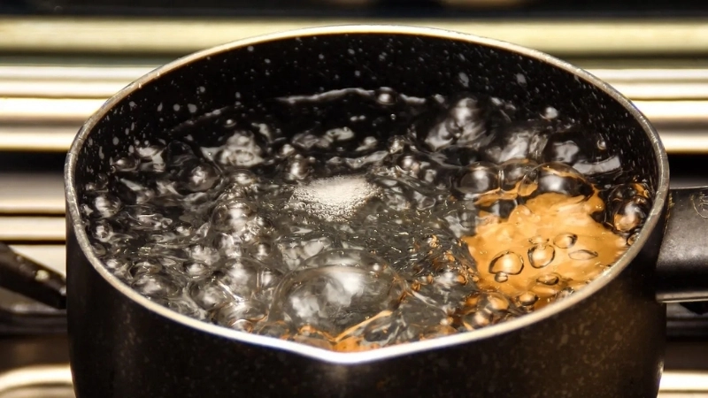 Âm thanh khi nước sôi kêu là tiếng của các bong bóng vỡ