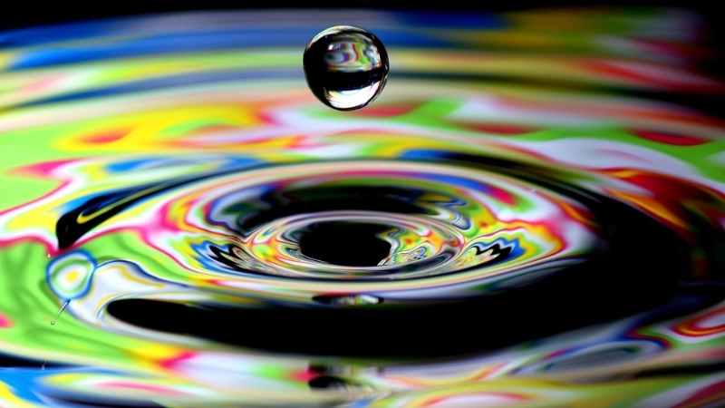  Ánh sáng thoát ra, tạo dải màu quang phổ rực rỡ trong thí nghiệm giọt nước