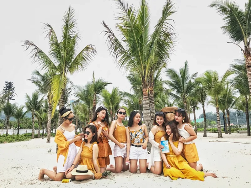 Vui chơi tại bãi tắm biển Bãi Cháy