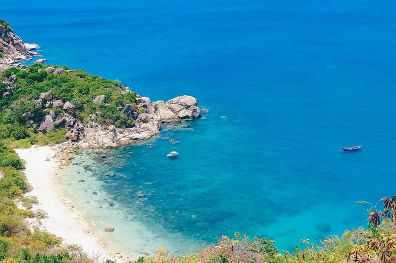 Thời điểm lý tưởng để khám phá bãi biển Bãi Chướng là mùa hè