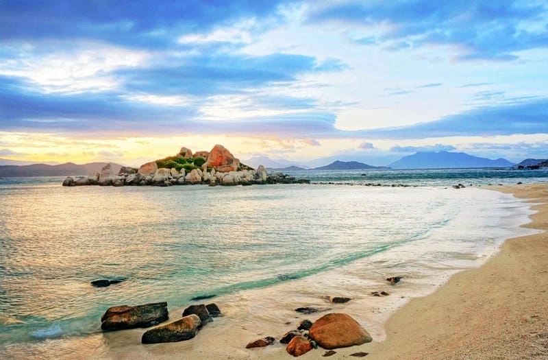 Đắm mình trong làn Bãi Chướng biển xanh mát lạnh