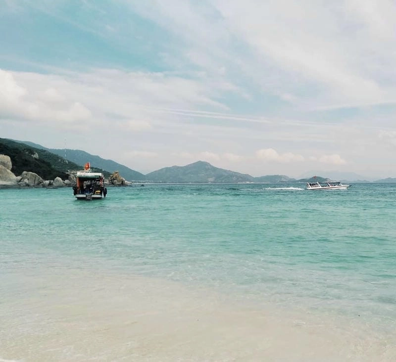 Dạo bước trên Bãi Kinh cát vàng óng ánh