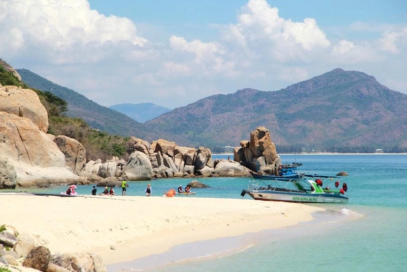 Tận hưởng cảm giác Bãi Kinh tắm biển sảng khoái