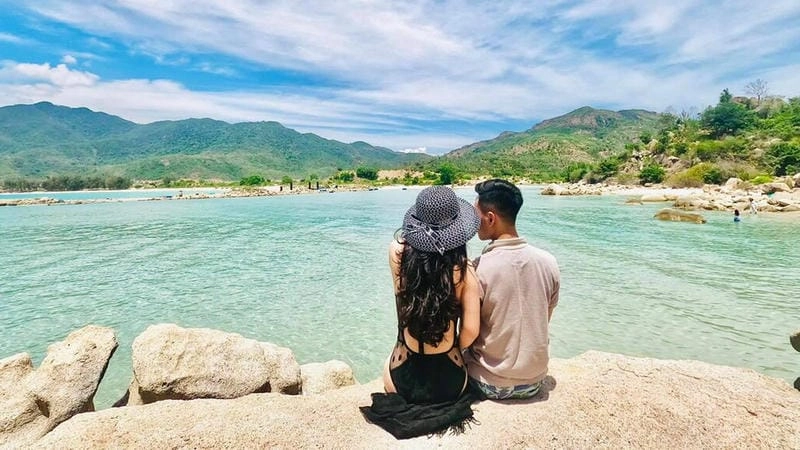 Bãi Kinh nước trong veo thu hút ánh nhìn