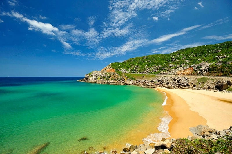 Bãi Môn nước trong veo thu hút ánh nhìn