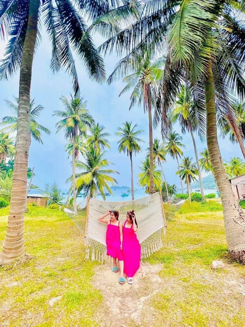 Dạo bước trên Bãi Ngự cát vàng óng ánh