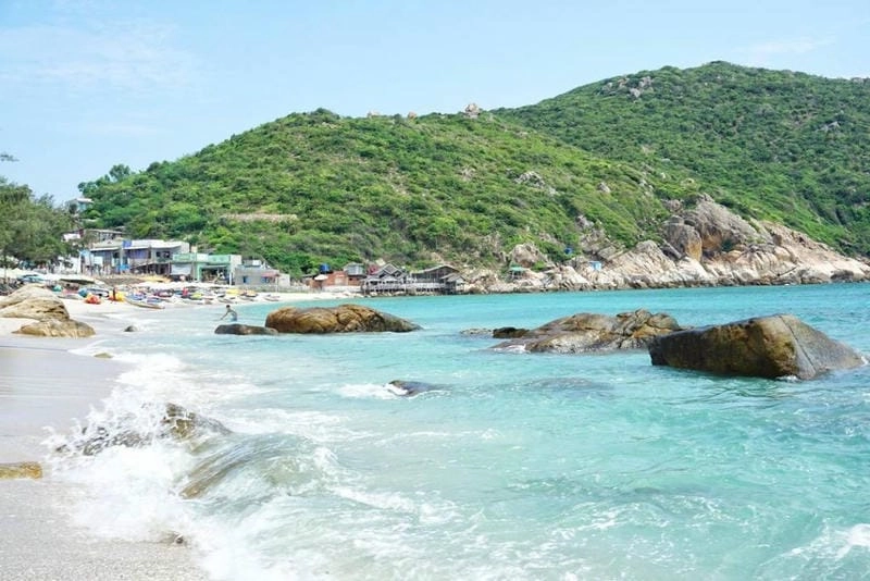 Dạo bước trên Bãi Nồm cát vàng óng ánh