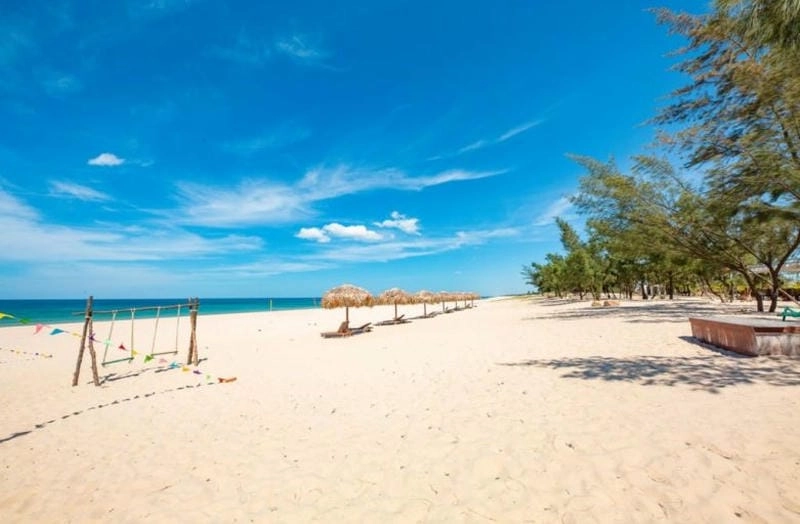 Đắm mình trong làn Bảo Ninh biển xanh mát lạnh