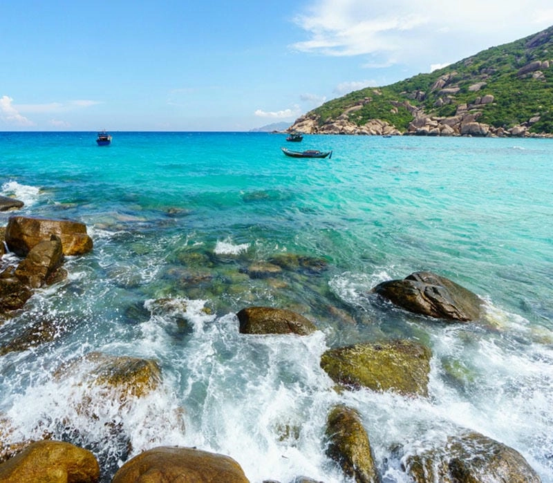 Thời điểm lý tưởng để khám phá bãi biển Bình Ba là mùa hè