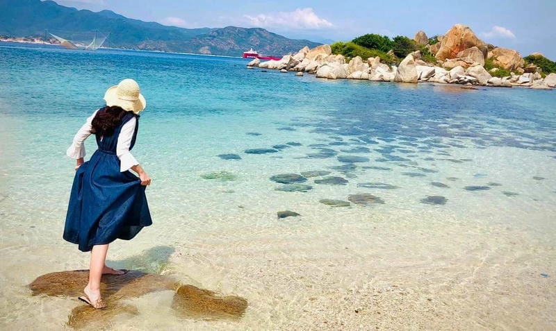 Tận hưởng cảm giác Bình Ba tắm biển sảng khoái