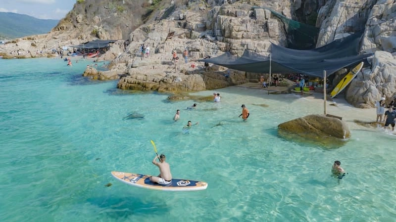 Chụp ảnh cùng Bình Hưng vách đá hùng vĩ