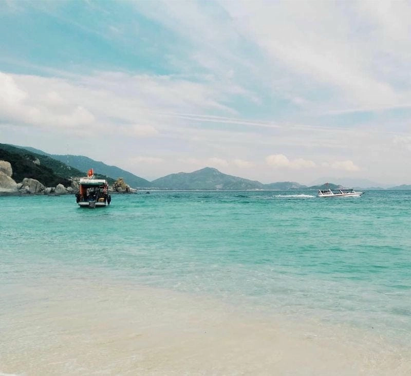 Đắm mình trong làn Bình Hưng biển xanh mát lạnh