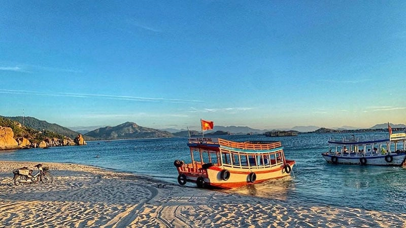 Tận hưởng cảm giác Bình Hưng tắm biển sảng khoái