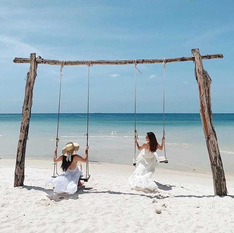 Tìm hiểu vẻ đẹp bình yên của bãi biển Cảnh Dương