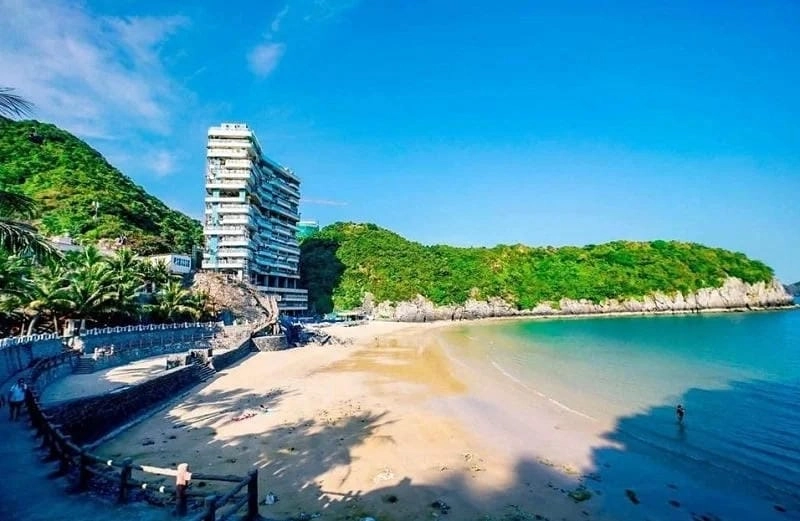 Vẻ đẹp hoang sơ và bình yên của bãi biển Cát Bà làm say đắm lòng người