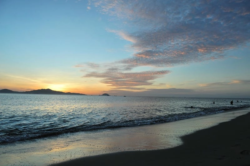 Vui chơi trên Cửa Đại bãi cát dài bất tận