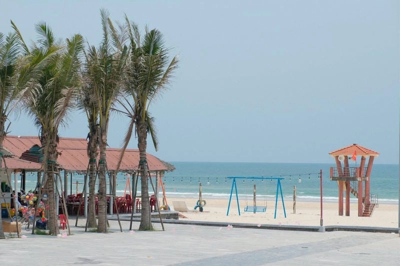 Đắm mình trong làn Cửa Việt biển xanh mát lạnh