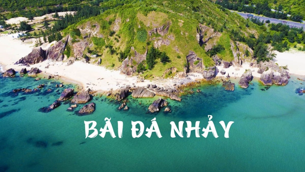 Tìm hiểu vẻ đẹp độc đáo của bãi biển Đá Nhảy