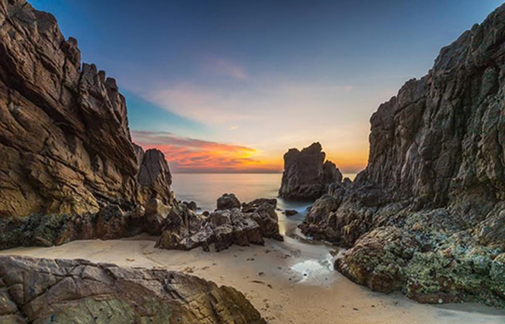 Đắm mình trong làn Đá Nhảy biển xanh mát lạnh