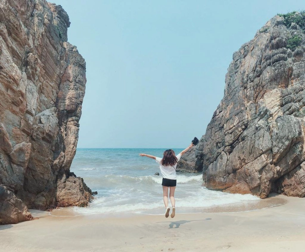 Đá Nhảy nước trong veo thu hút ánh nhìn