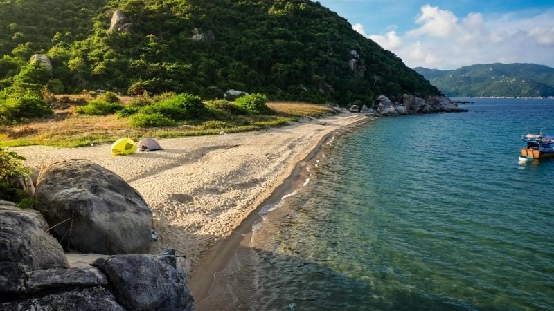 Vui chơi trên Đầm Môn bãi cát dài bất tận