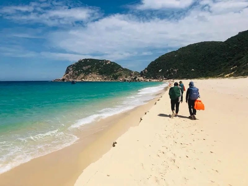 Đầm Môn nước trong veo thu hút ánh nhìn