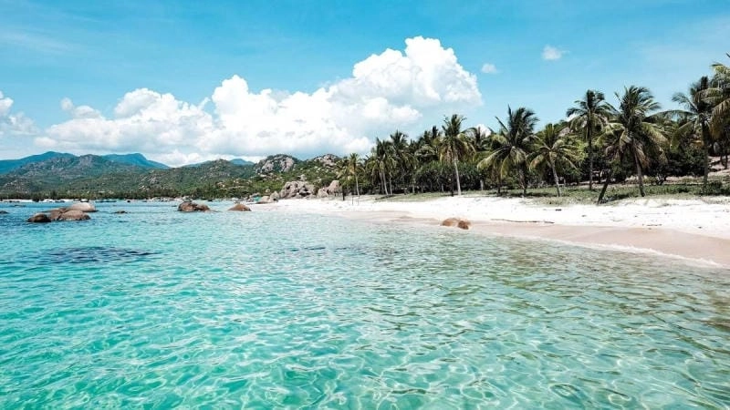 Dạo bước trên Đầm Môn cát vàng óng ánh