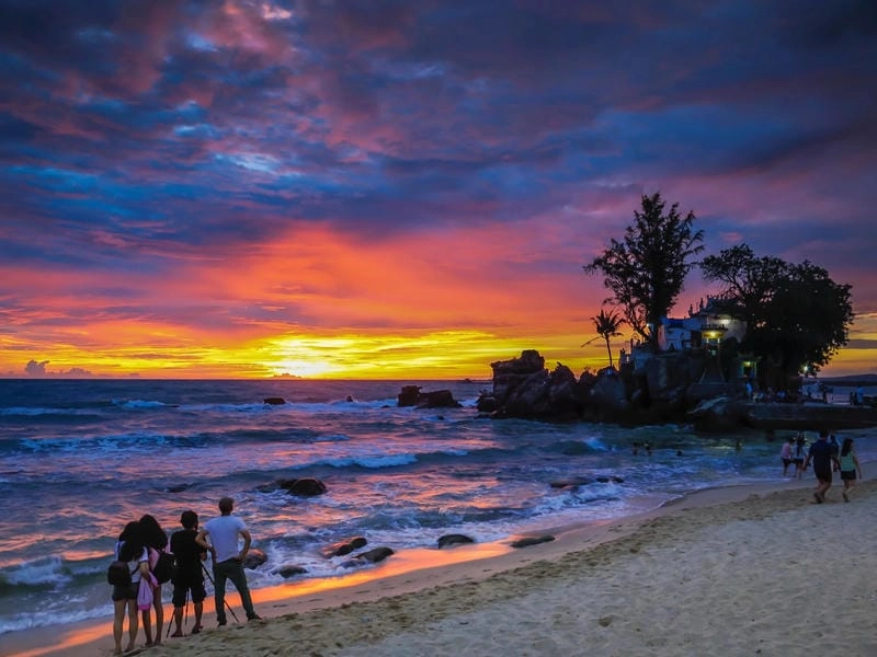 Tìm hiểu vẻ đẹp độc đáo của bãi biển Dinh Cậu