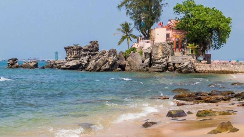 Vui chơi trên Dinh Cậu bãi cát dài bất tận