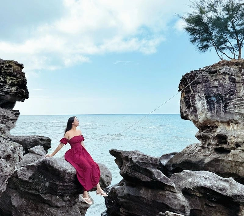 Dinh Cậu nước trong veo thu hút ánh nhìn