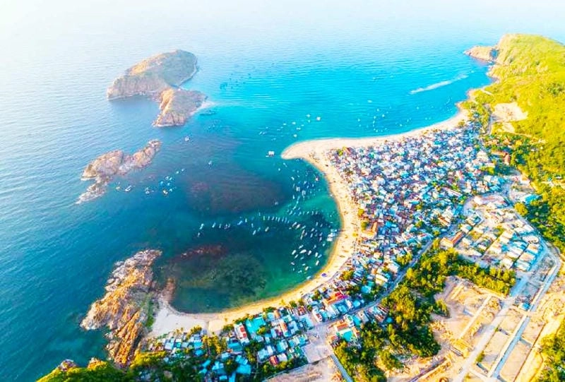 Tìm hiểu vẻ đẹp độc đáo của bãi biển Eo Gió