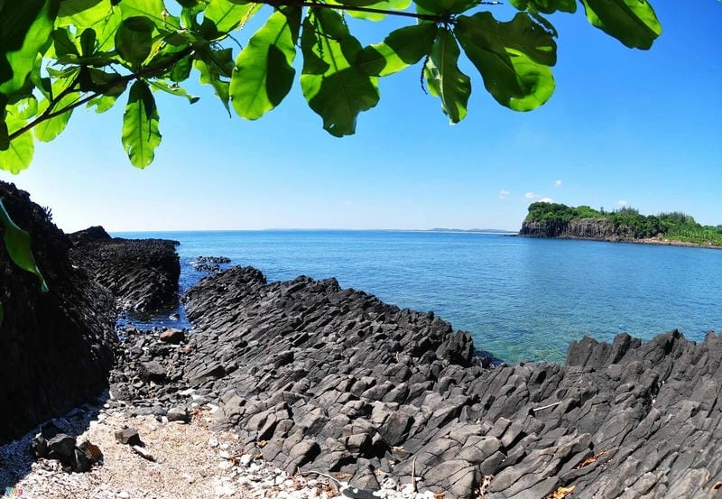 Vui chơi trên Gành Yến bãi cát dài bất tận