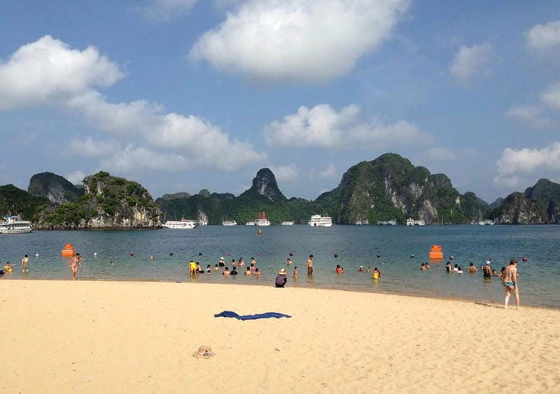 Tận hưởng vẻ đẹp của Hạ Long bãi Cháy nổi tiếng