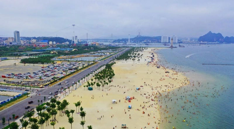 Hạ Long tắm biển trong làn nước mát lạnh