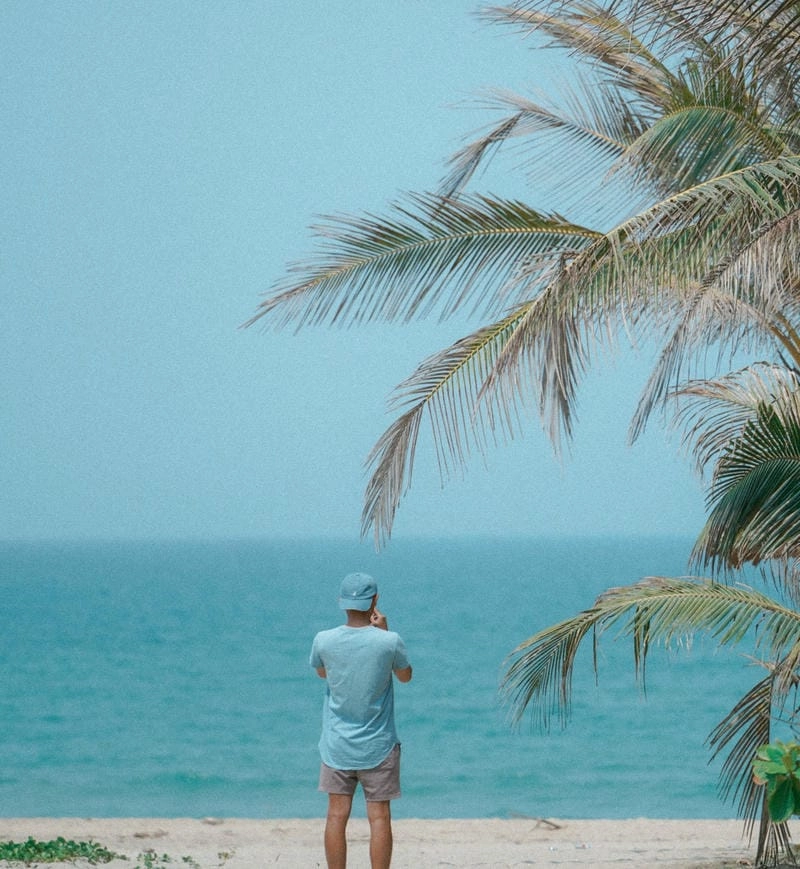 Tận hưởng cảm giác Hà My tắm biển sảng khoái