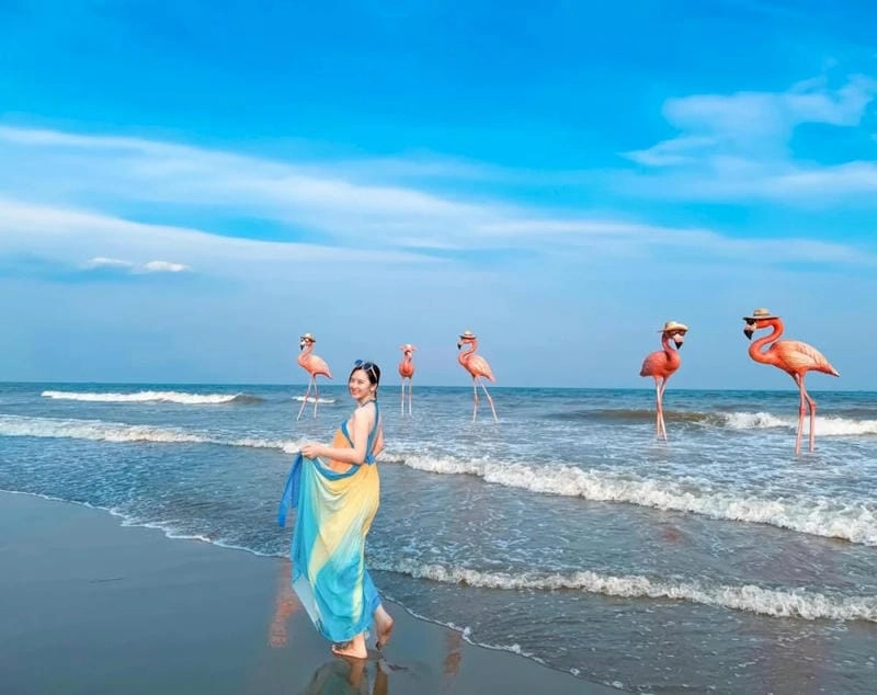 Tìm hiểu vẻ đẹp bình yên của bãi biển Hải Tiến