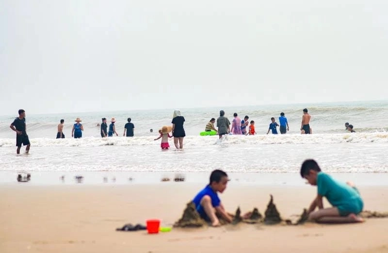 Hải Tiến tắm biển thư giãn sau ngày làm việc