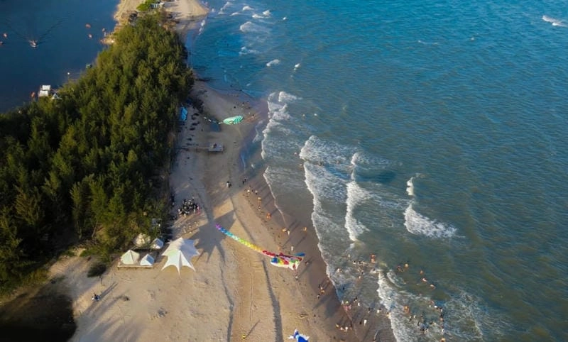 Dạo bước trên Hồ Cốc cát vàng óng ánh