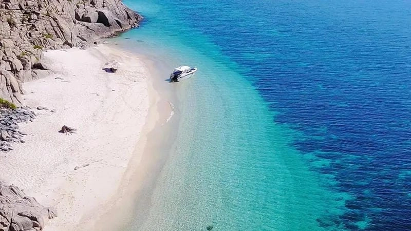 Tìm hiểu vẻ đẹp bình yên của bãi biển Hòn Cau