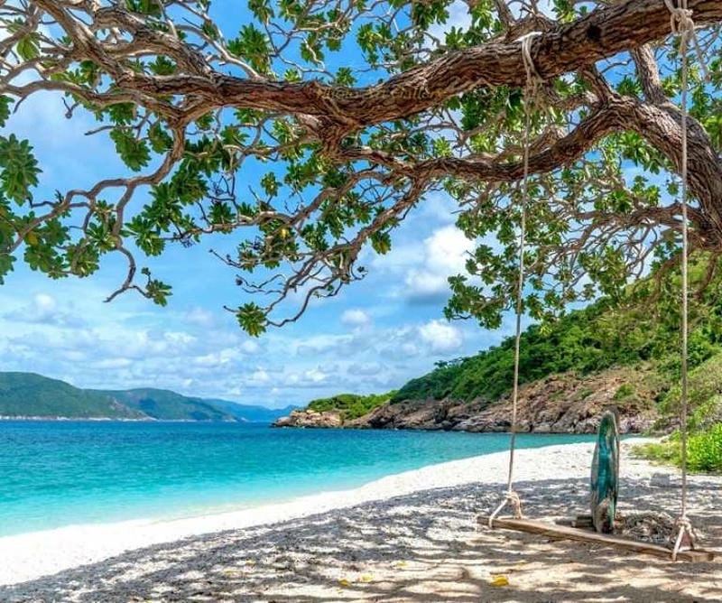 Dạo bước trên Hòn Cau cát trắng mịn màng