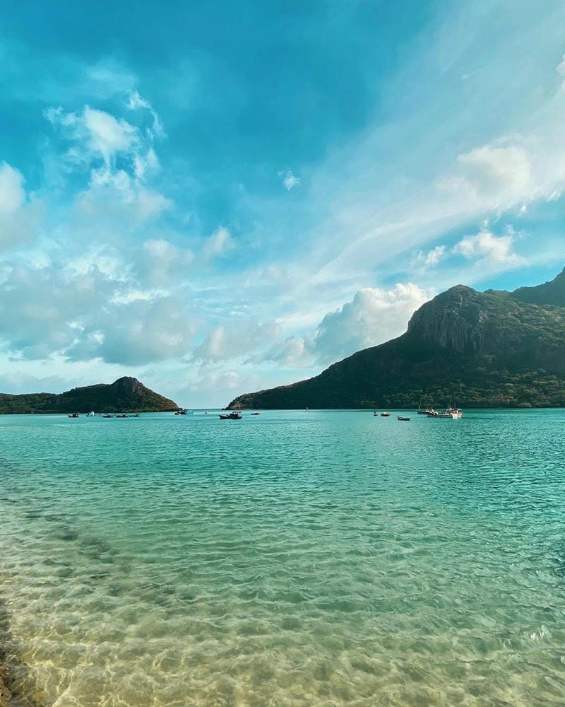 Hòn Cau nước trong veo thu hút ánh nhìn