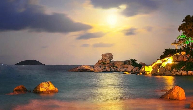 Đắm mình trong làn Hòn Chông biển xanh mát lạnh