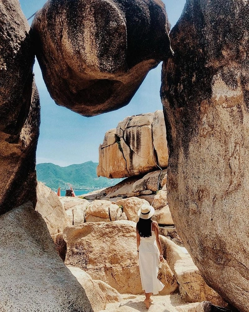 Tận hưởng cảm giác Hòn Chông tắm biển sảng khoái