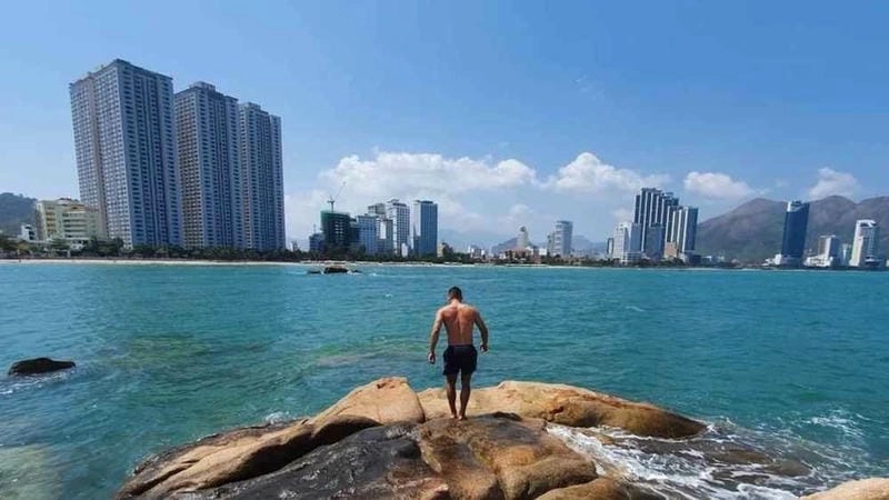 Vui chơi trên Hòn Chông bãi cát dài bất tận