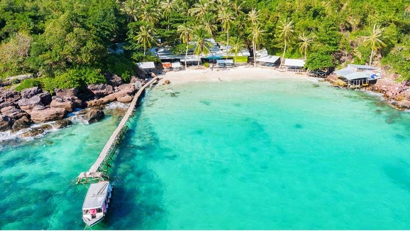 Thời điểm lý tưởng để khám phá bãi biển Hòn Móng Tay là mùa hè