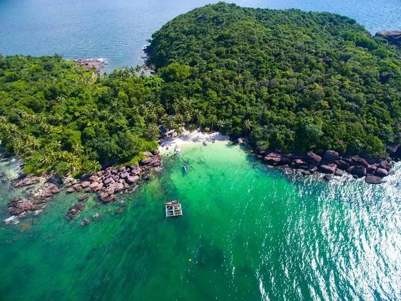 Dạo bước trên Hòn Móng Tay cát trắng mịn màng