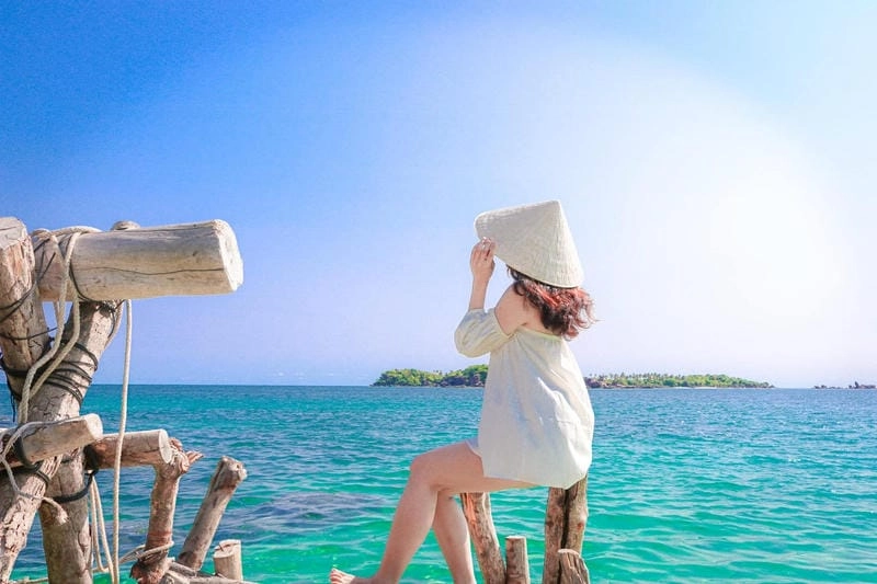 Đắm mình trong làn Hòn Móng Tay biển xanh mát lạnh