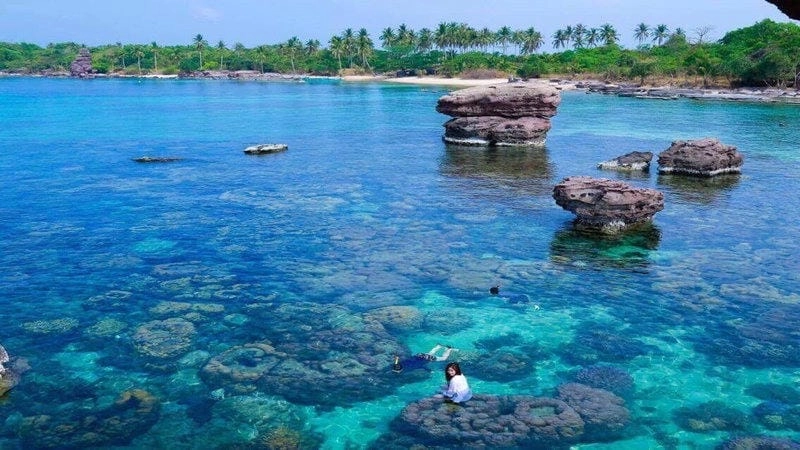 Hòn Móng Tay nước trong veo thu hút ánh nhìn