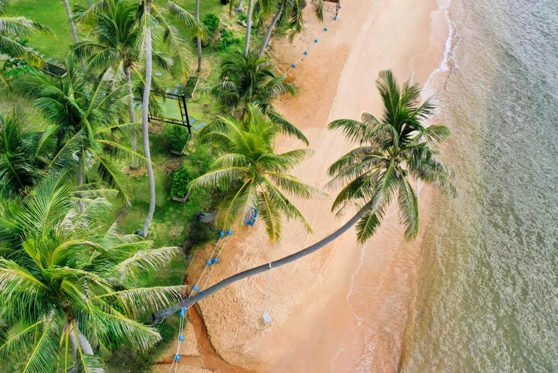 Hòn Thơm nước trong veo thu hút ánh nhìn