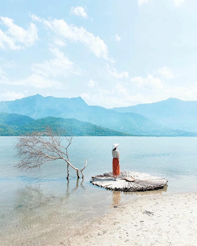 Tìm hiểu xem bãi biển Lăng Cô ở đâu nha